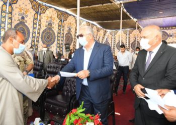 القصير :تسليم ١٧ مزارع شيكات تعويضية لنفوق حيوانتهم