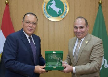 محافظ الشرقية يُكرم مدير مديرية الطب البيطري