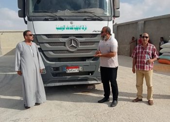 (بالصور) لأول مرة في وزارة الزراعة بالأتفاق مع منتجي الدواجن.. استلام مصانع الأعلاف للذرة الأصفر