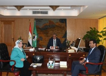 محافظ الفيوم يتابع إجراءات إنزال أسماك لبحيرة قارون