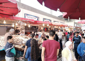 توافد آلاف المواطنين على سوق الأسماك في بور سعيد