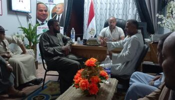 رئيس قرية بقنا يبحث مطالب منتجى الدواجن بإنشاء مصنع للأعلاف