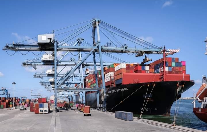 ميناء دمياط يستقبل 8000 طن كسب صويا و 20705 طن ذرة و 3871 رأس ماشية