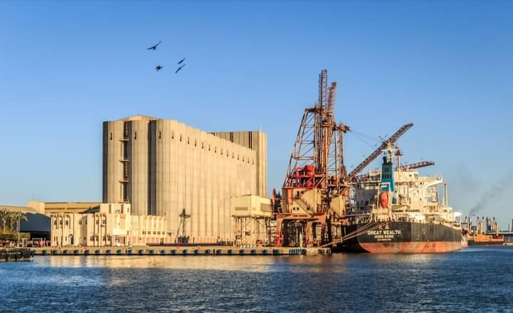 ميناء دمياط يستقبل 124 طن صويا معبأ و 2890 طن كسب صويا و 7462 طن ذرة