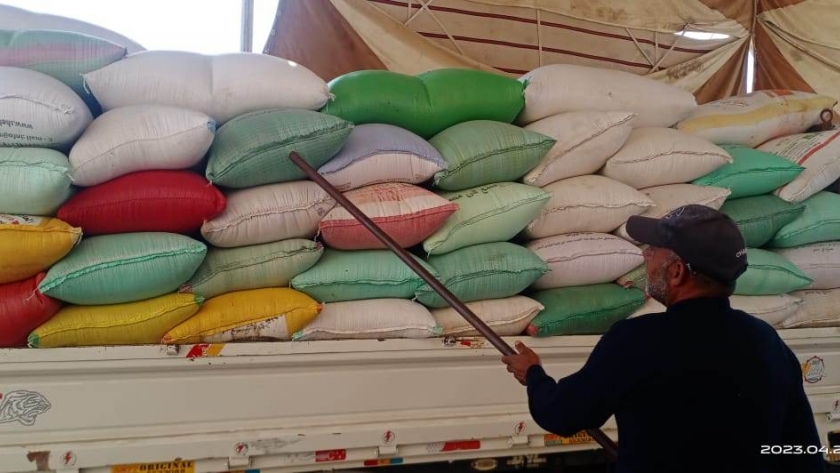مصادرة 267 طن قمح مخزنة في مصانع أعلاف بكفر الشيخ