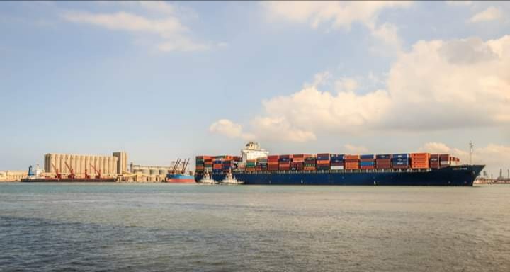 ميناء دمياط يستقبل 4950 طن ذرة و 3615 طن كسب فول الصويا خلال 24 ساعة