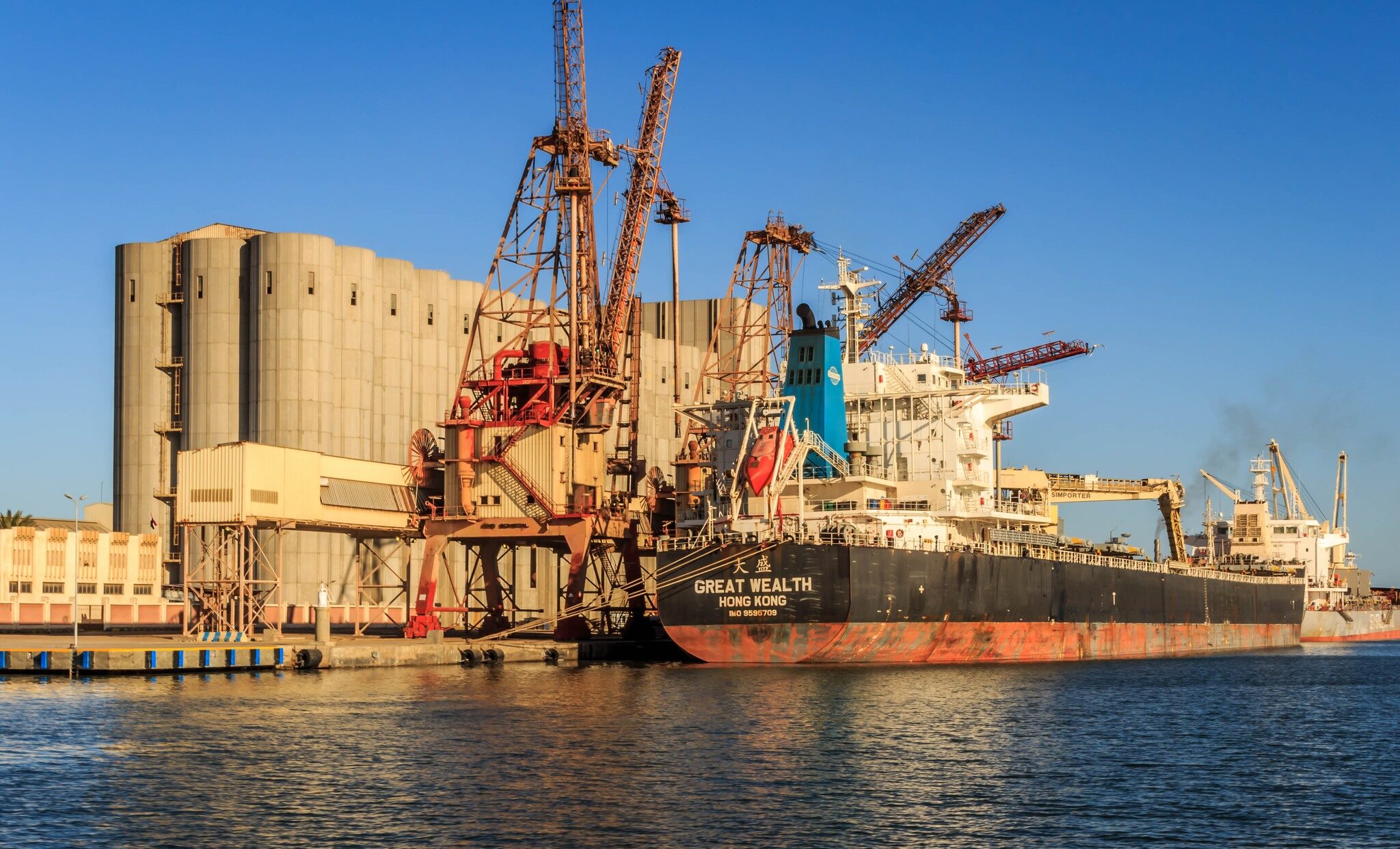 ميناء دمياط يستقبل 9973 طن ذرة و 5665 طن من فول صويا ومشتقاته