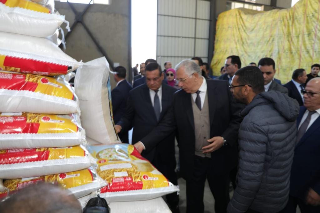 وزير الزراعة يتفقد محطة تسمين الماشية ويفتتح مصنع « إنتاج الأعلاف» بجنوب بورسعيد