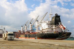 ميناء دمياط يستقبل 5630 طن ذرة و 8000 طن كسب صويا