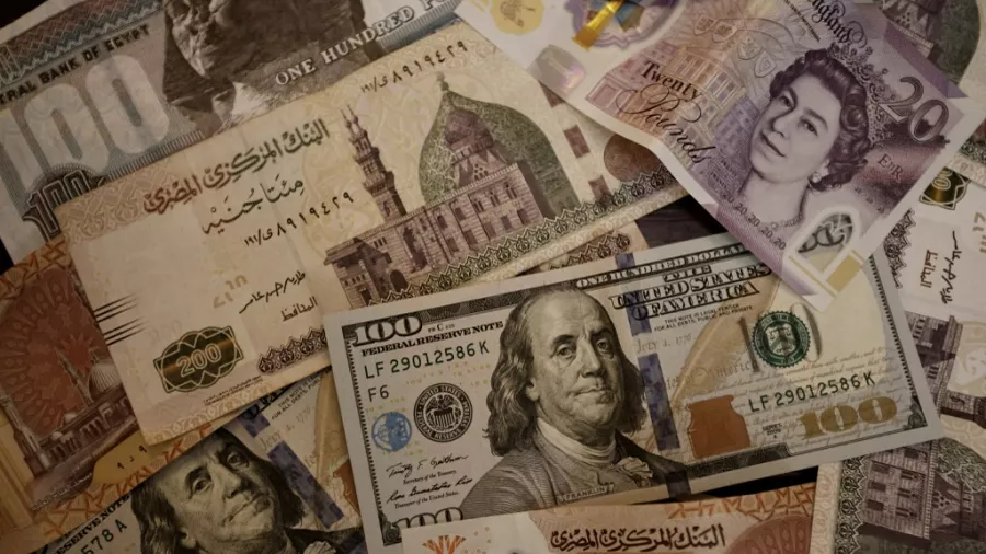 رويترز: مصر ترفع أسعار الفائدة 600 نقطة أساس والجنيه يتراجع أمام الدولار