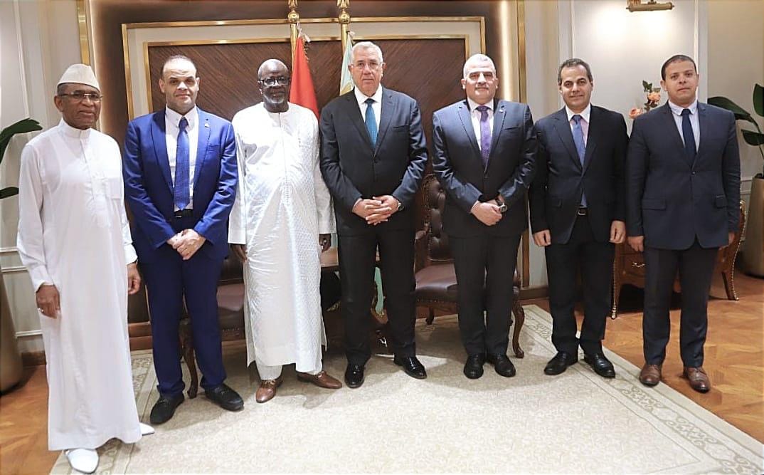 مصر وجامبيا يبحثان تعزيز التعاون في مجال الاستزراع السمكي