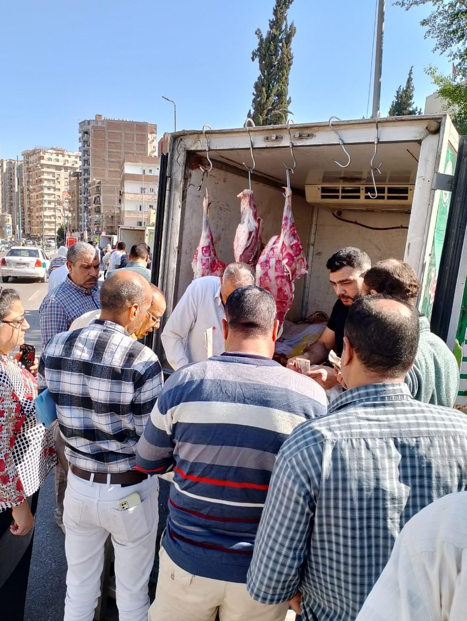 الزراعة: منافذ متحركة تصل إلى الفيوم محملة ببيض المائدة واللحوم الطازجة والدواجن والخضر