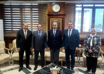 "الزراعة" تبحث مع محافظة المنيا رفع كفاءة وإعادة تشغيل مشروع دواجن شوشه