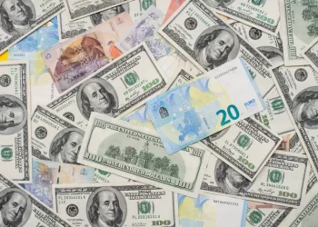 سعر الدولار رسميًا بعد ارتفاعه أمس.. أسعار العملات أمام الجنيه اليوم الإثنين 23-12-2024