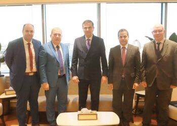 وزير الزراعة يبحث مع رئيس شركة ميفاك زيادة الإنتاجية من اللقاحات البيطرية