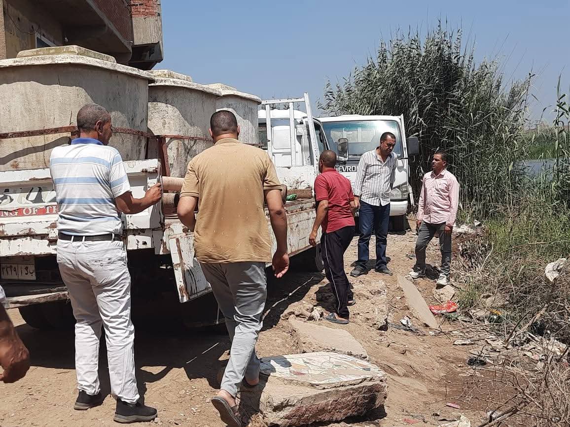 إطلاق زريعة من أسماك البلطي في مياه البحر الفرعوني