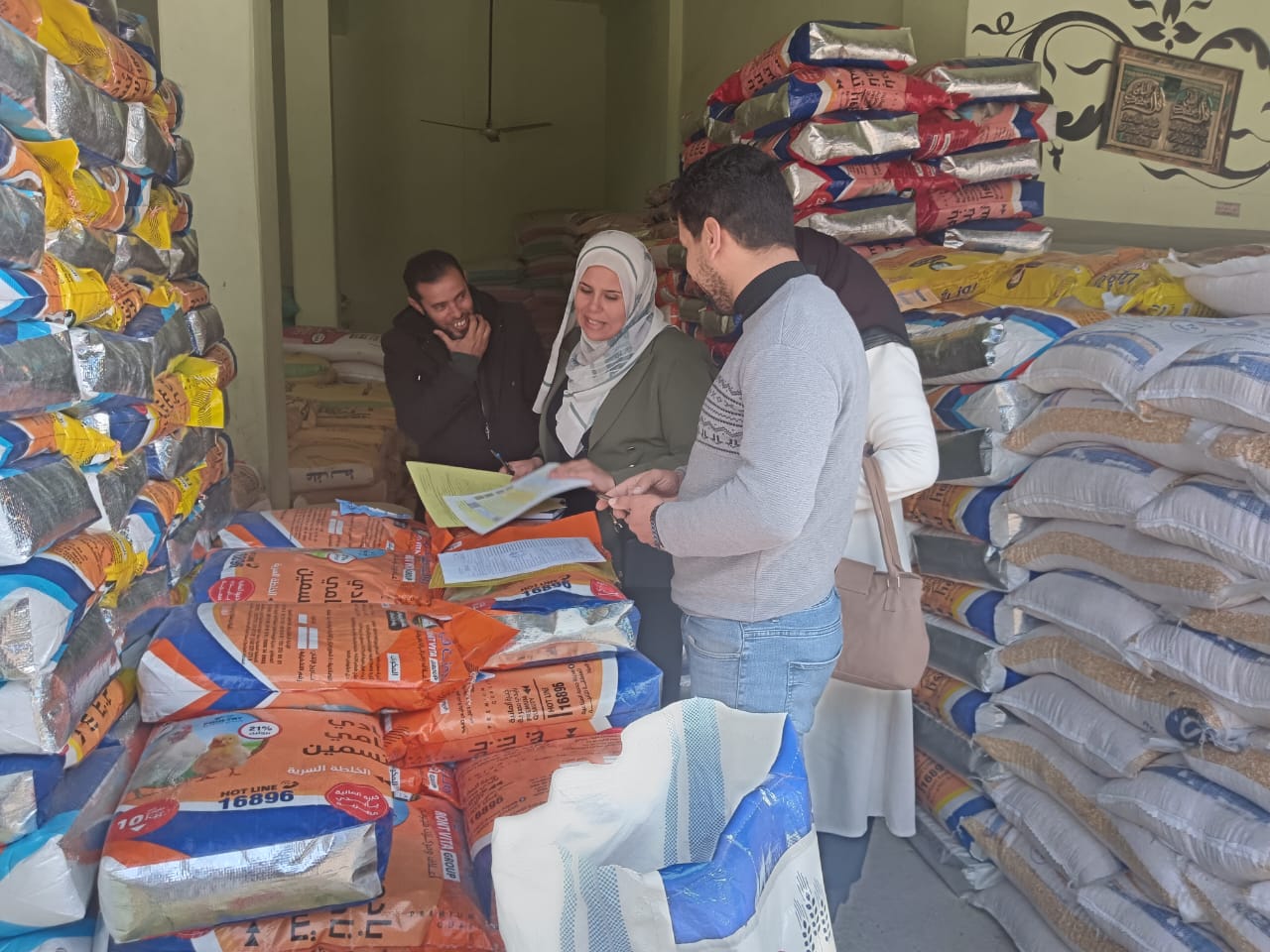 الزراعة تضرب بيد من حديد وتستمر في حملاتها علي مخازن خامات الأعلاف بالمحافظات| صور