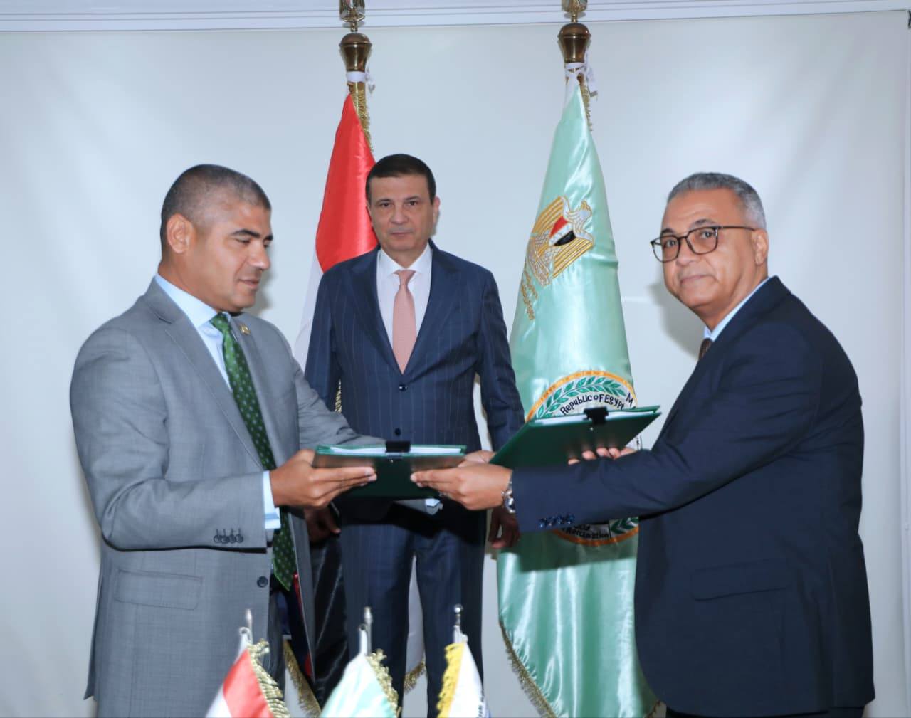 وزير الزراعة يشهد توقيع بروتوكول تعاون بين "بحوث الهندسة الزراعية" و "هايتك للبذور" لتصنيع آلات تطويش الذرة محليا