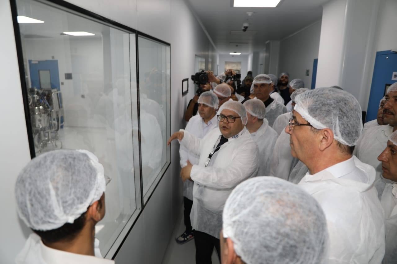 وزير الزراعة ومحافظ الشرقية يتفقدان أكبر مصنع لإنتاج اللقاحات البيطرية في الشرق الأوسط وافريقيا