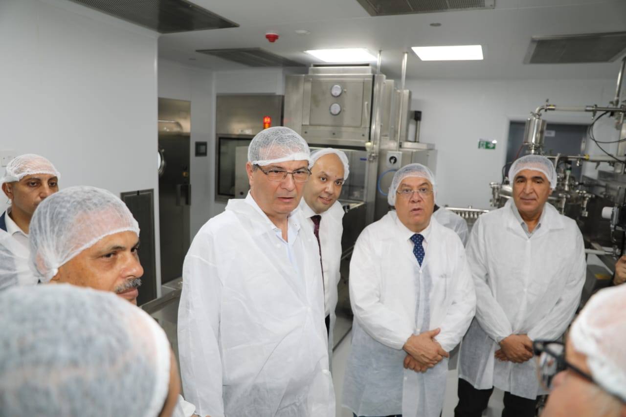 وزير الزراعة ومحافظ الشرقية يتفقدان أكبر مصنع لإنتاج اللقاحات البيطرية في الشرق الأوسط وافريقيا
