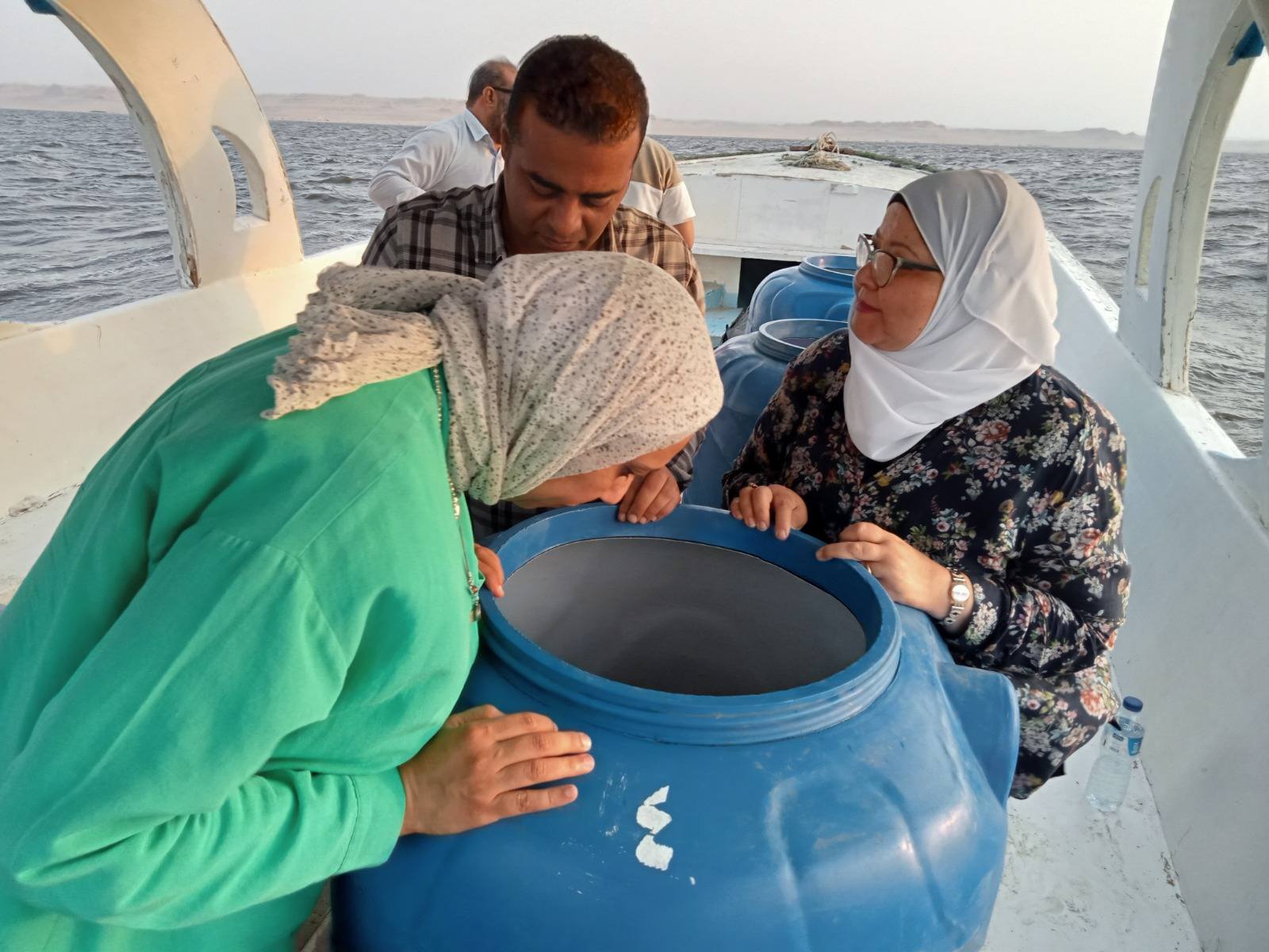 "تنمية البحيرات" يطلق الدفعة الثالثة من يرقات الجمبري في بحيرة قارون بالفيوم