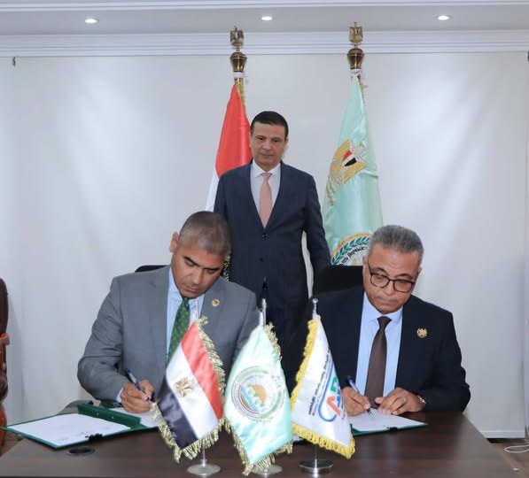 وزير الزراعة يشهد توقيع بروتوكول تعاون بين "بحوث الهندسة الزراعية" و "هايتك للبذور" لتصنيع آلات تطويش الذرة محليا