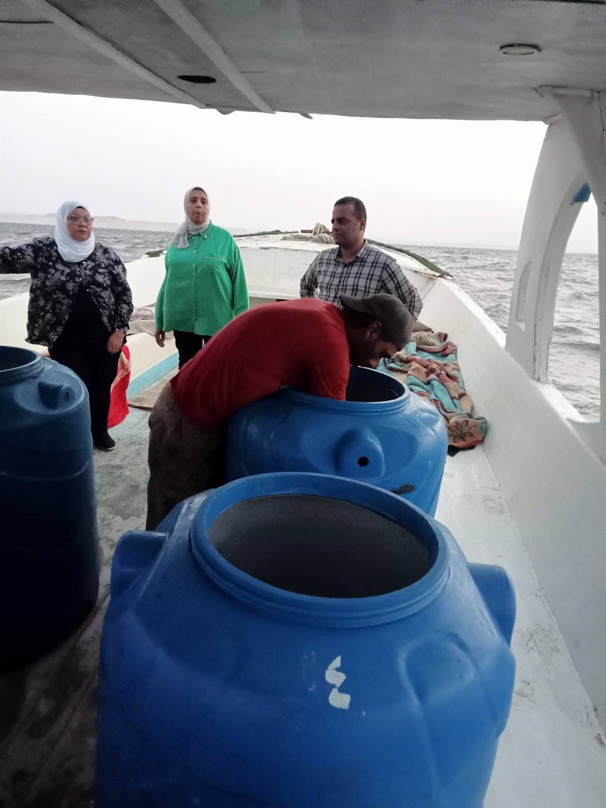 "تنمية البحيرات" يطلق الدفعة الثالثة من يرقات الجمبري في بحيرة قارون بالفيوم