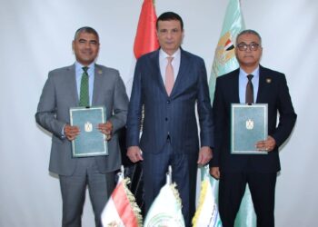 وزير الزراعة يشهد توقيع بروتوكول تعاون بين "بحوث الهندسة الزراعية" و "هايتك للبذور" لتصنيع آلات تطويش الذرة محليا