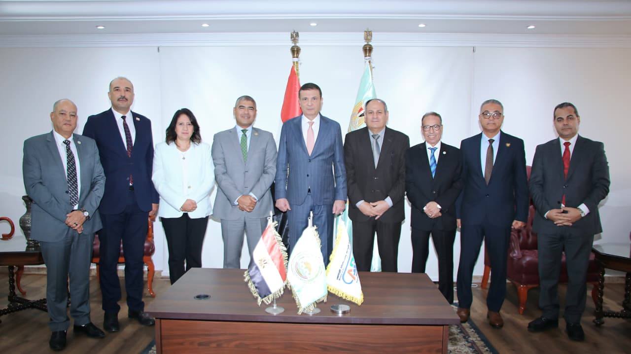 وزير الزراعة يشهد توقيع بروتوكول تعاون بين "بحوث الهندسة الزراعية" و "هايتك للبذور" لتصنيع آلات تطويش الذرة محليا