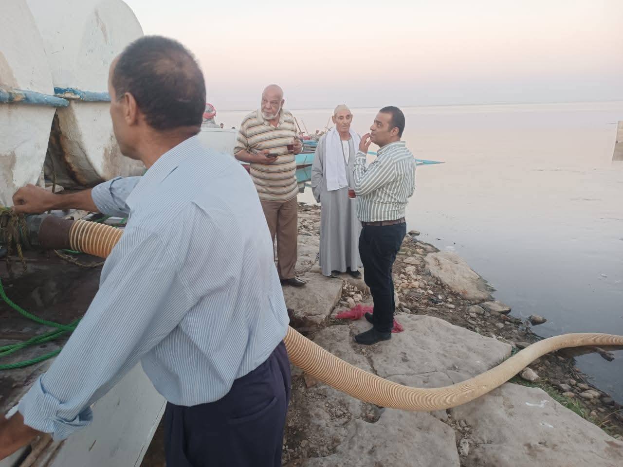 "تنمية البحيرات" يواصل خطة دعم بحيرة وادي الريان بزريعة مبروك حشائش