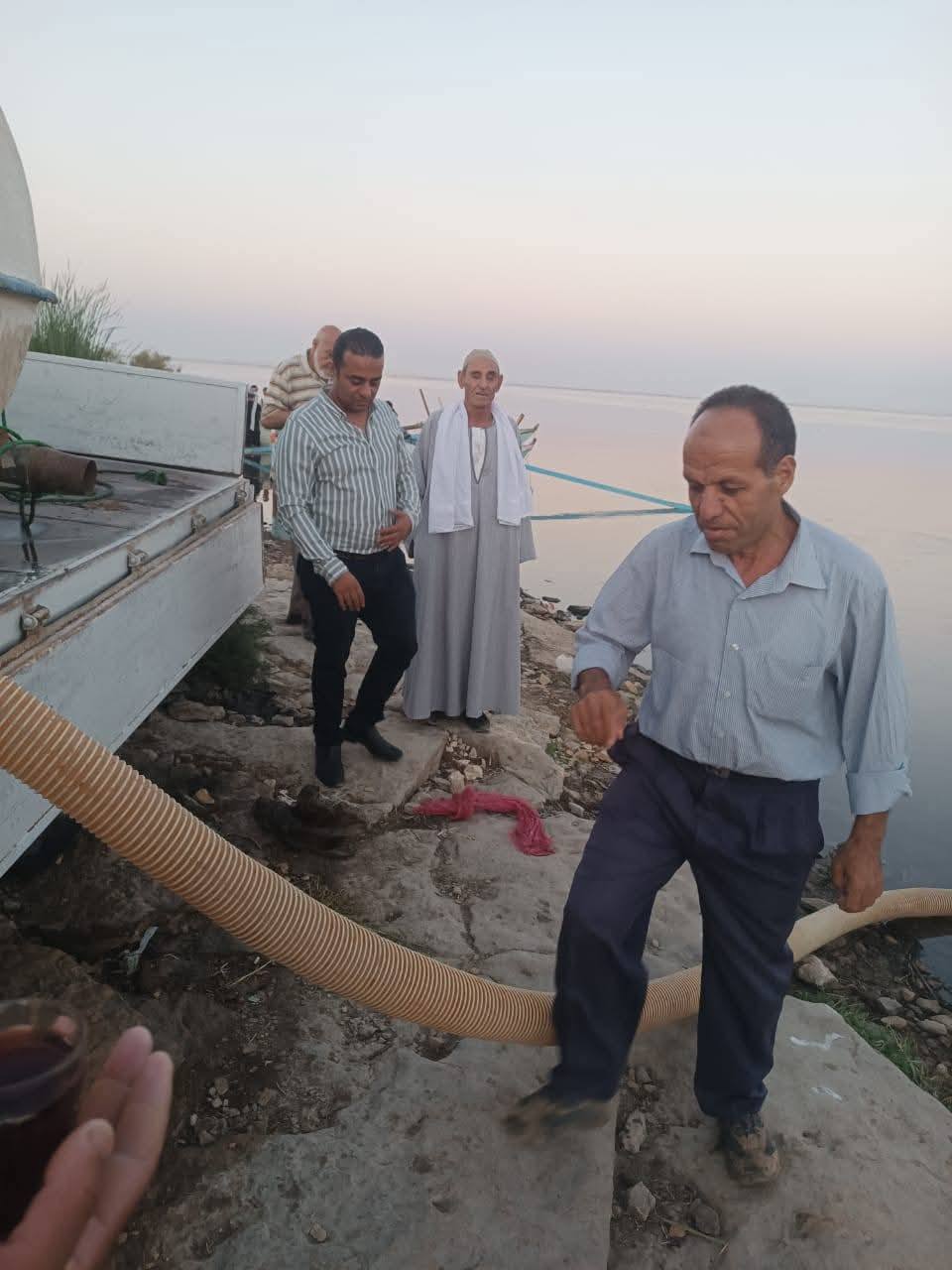 "تنمية البحيرات" يواصل خطة دعم بحيرة وادي الريان بزريعة مبروك حشائش