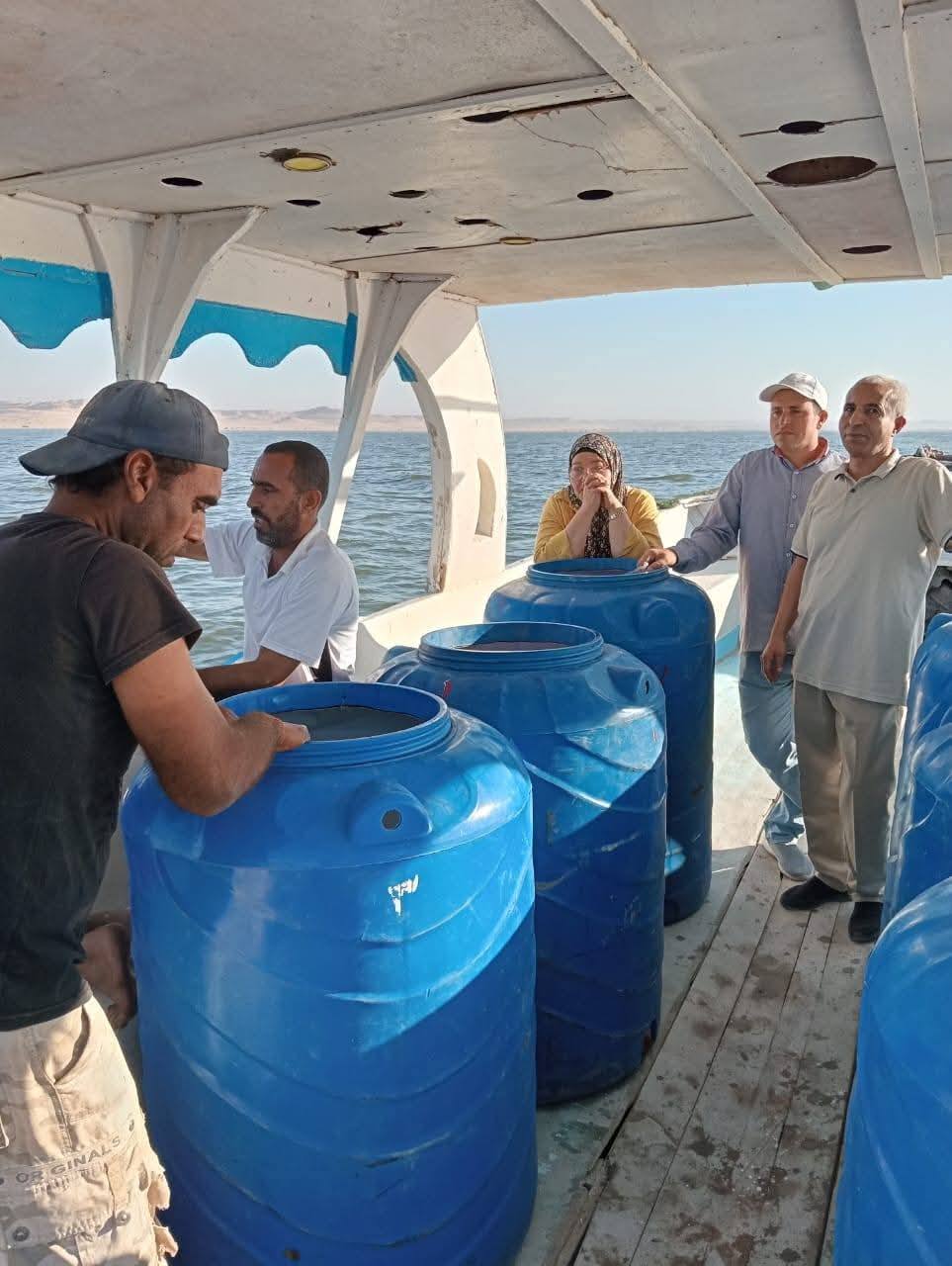 بحيرة قارون تختتم مشروع دعمها بيرقات الجمبري بإنزال الدفعة السادسة والأخيرة