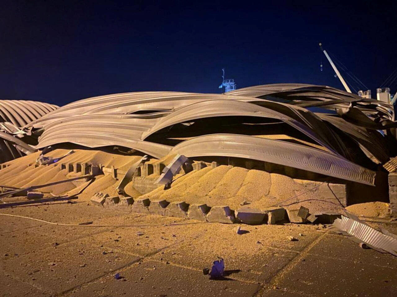 أوكرانيا: روسيا تلحق أضرارًا بسفينة تحمل فول صويا أوكراني في قصف جوي على ميناء أوديسا