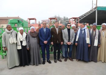 وزير الزراعة ومحافظ الفيوم يوزعان 15 "فراطة ذرة" على صغار المزارعين
