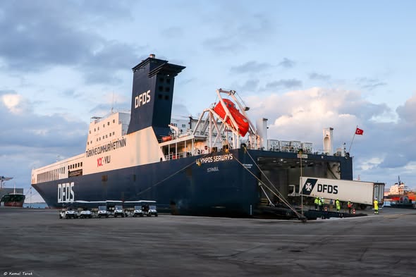 ميناء دمياط يستقبل 37364 طن ذرة و 11027 طن قمح