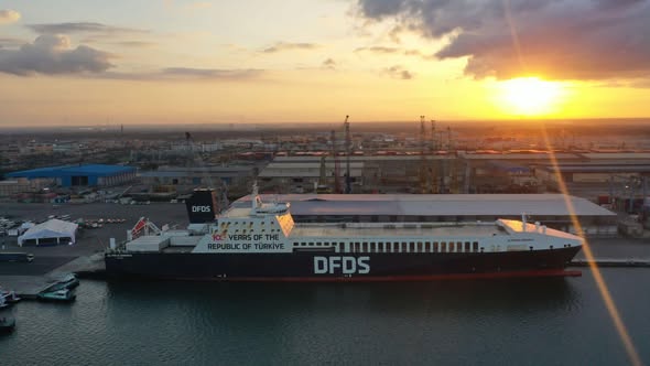 ميناء دمياط يستقبل 11924 طن ذرة و 6944 طن قمح