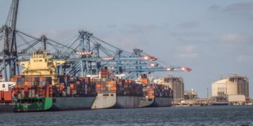 ميناء دمياط يستقبل 13350 طن ذرة ويصدر 350 طن كسب صويا