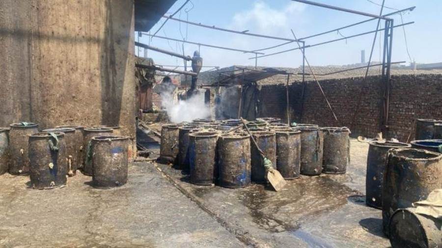 ضبط 90 طن أعلاف فاسدة داخل مصنع بدون ترخيص بالقليوبية