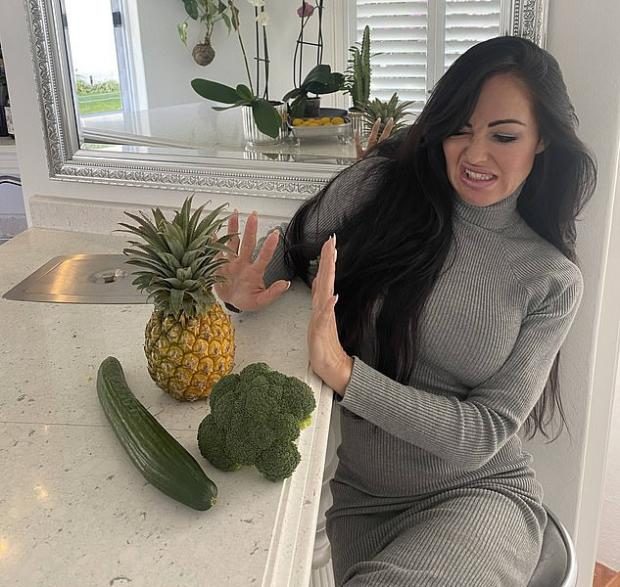 حكاية  سيدة أربعينية تعيش على اللحوم منذ 20 عامًا