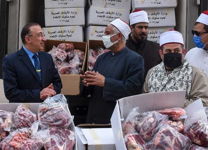 جانب من توزيع صكوك الإطعام والأضاحى على الأسر