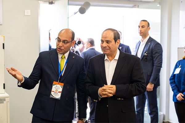 السيسي يتفقد المجمع الزراعي ومركز إنتاح الألبان بقرية المعصرة في المنيا