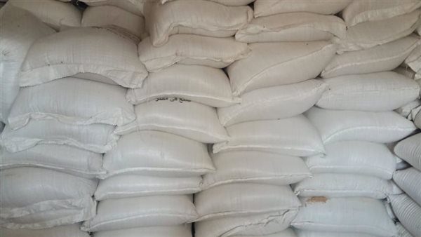 ضبط طن نخالة مجهولة المصدر داخل "مدشة" لخلط وتعبئة الأعلاف بالمنوفية