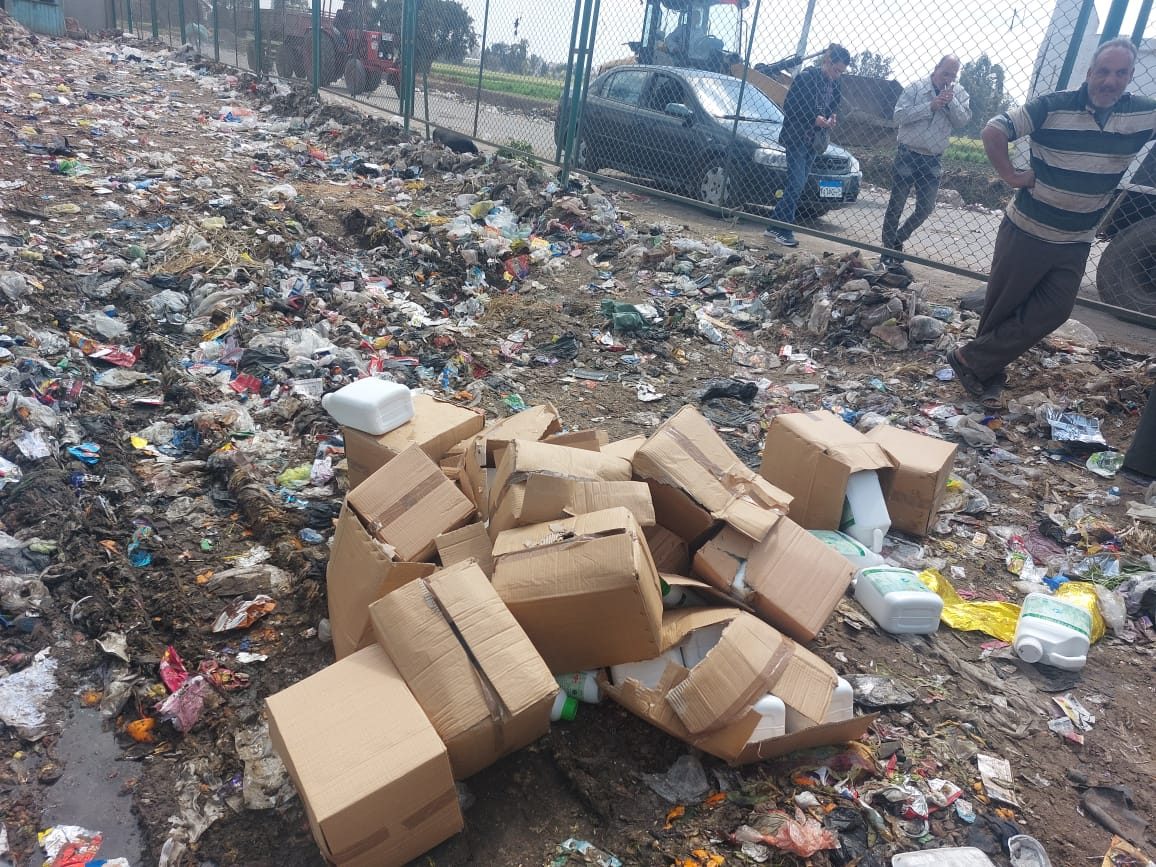 إعدام طن ونصف إضافات أعلاف لعدم مطابقتها للمواصفات بالغربية