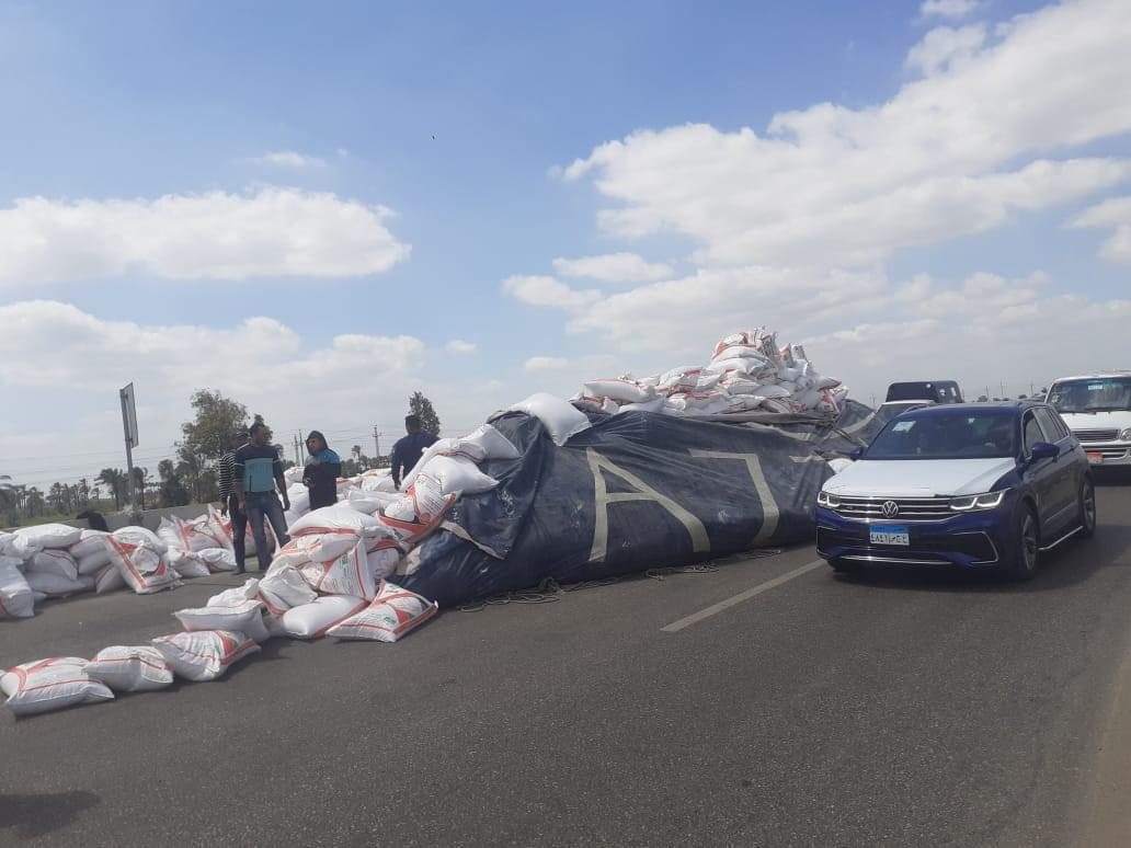 بالصور| انقلاب سيارة محملة بالأعلاف على طريق رافد جمصة