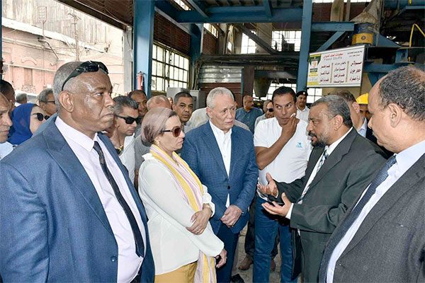 وزيرة البيئة تبحث استخدام قش القصب في تصنيع العلف خلال تفقدها مصنع أعلاف الأقصر