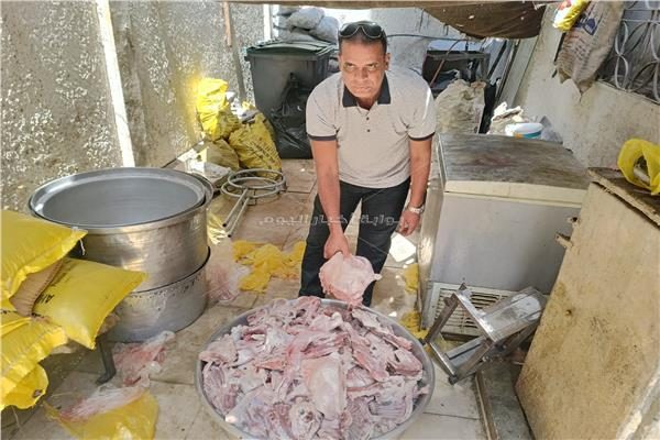مصادرة 4.65 طن مقطعات دواجن ومصنعات لحوم غير صالحة للاستهلاك بالجيزة