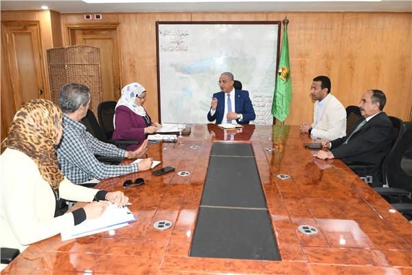 محافظ الفيوم يتابع نتائج الفحوص الخاصة بإنزال زريعة الأسماك فى بحيرة قارون