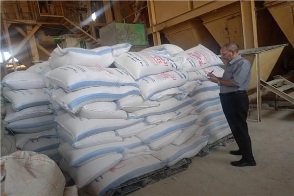 ضبط 8 أطنان خامات أعلاف مجهولة المصدر بالشرقية