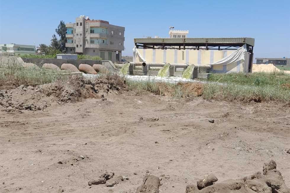غلق 26 فتحة مخالفة في إطار مشروع تحويل 33 ألف فدان سمكي بسهل الحسينية ببورسعيد