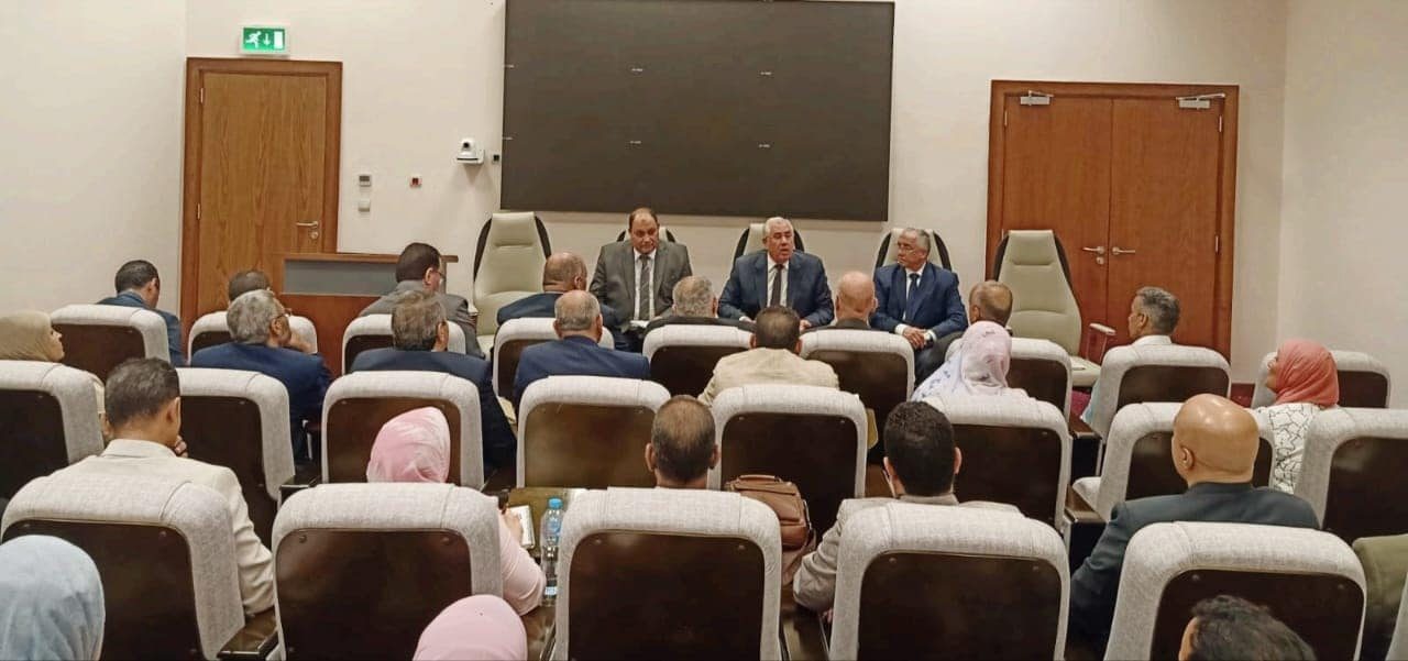 وزير الزراعة يعقد إجتماع موسع مع عدد من الباحثين في مجالي الإنتاج الحيواني والبساتين